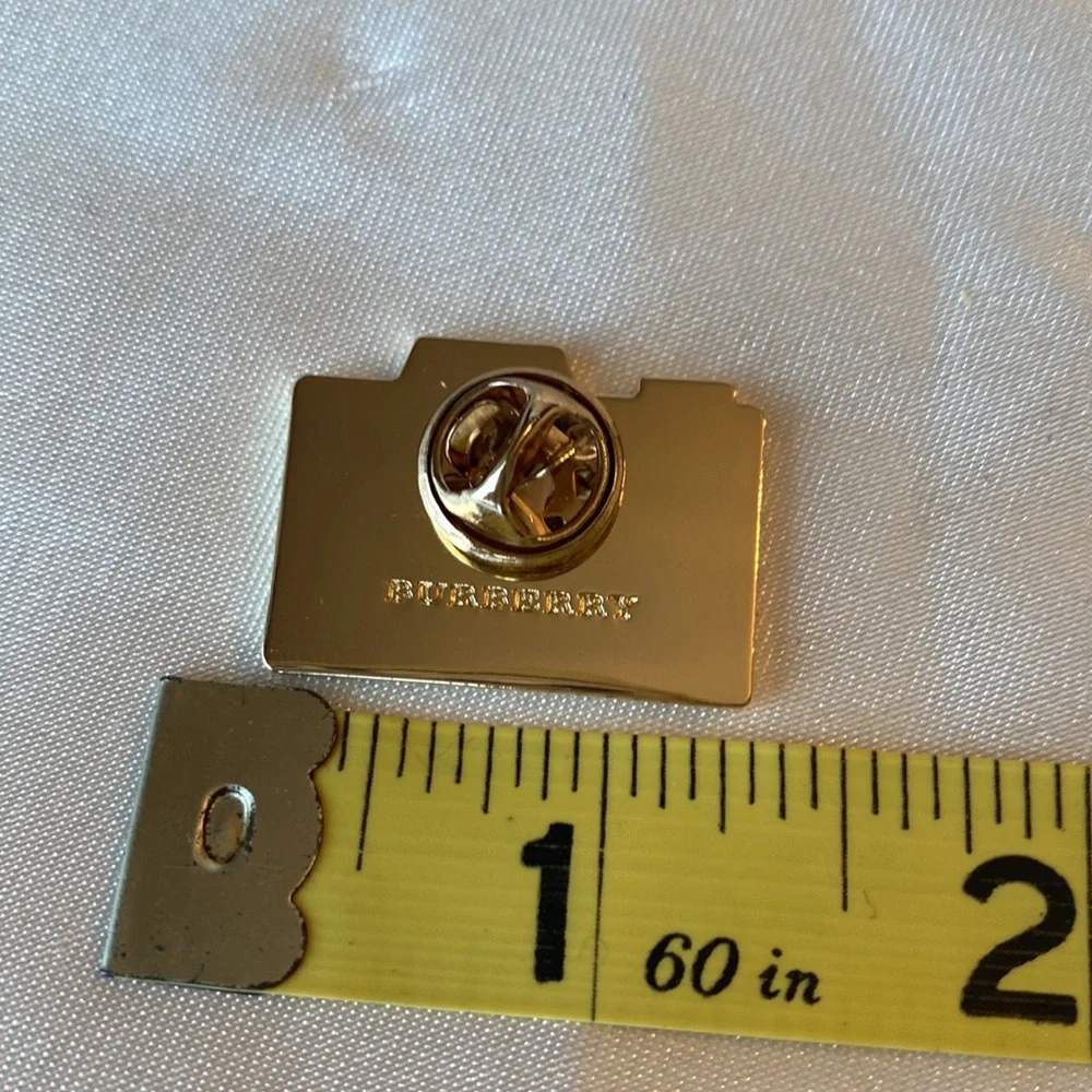 Burberry RARE Pink CAMERA 🧷 Pin! Highly Collectible🔥 RARE! 💕 - Picture 2 of 2